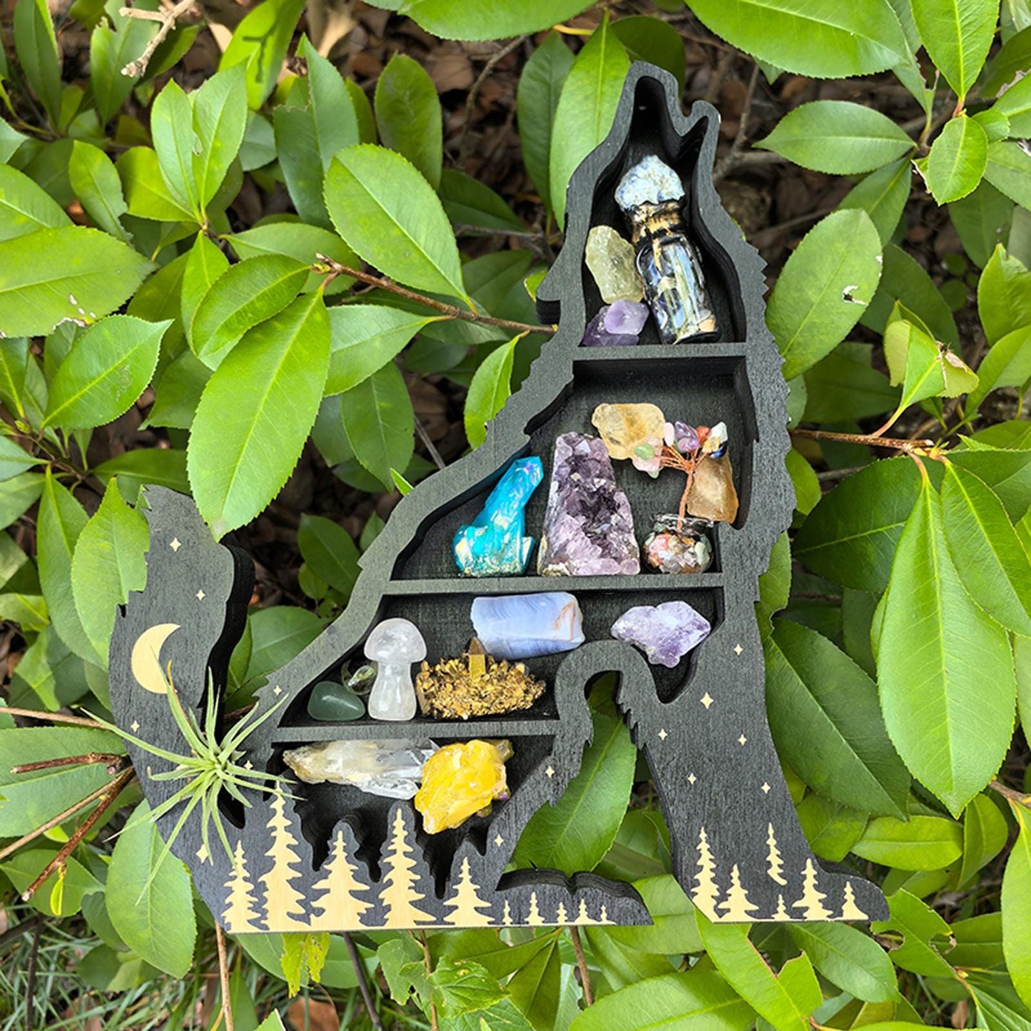 Howling Wolf Crystal Shelf – Wooden Wolf Moon Display, Witchy Altar Decor, Boho Spiritual Storage, Gothic Home Accent, Nature Wall Art
