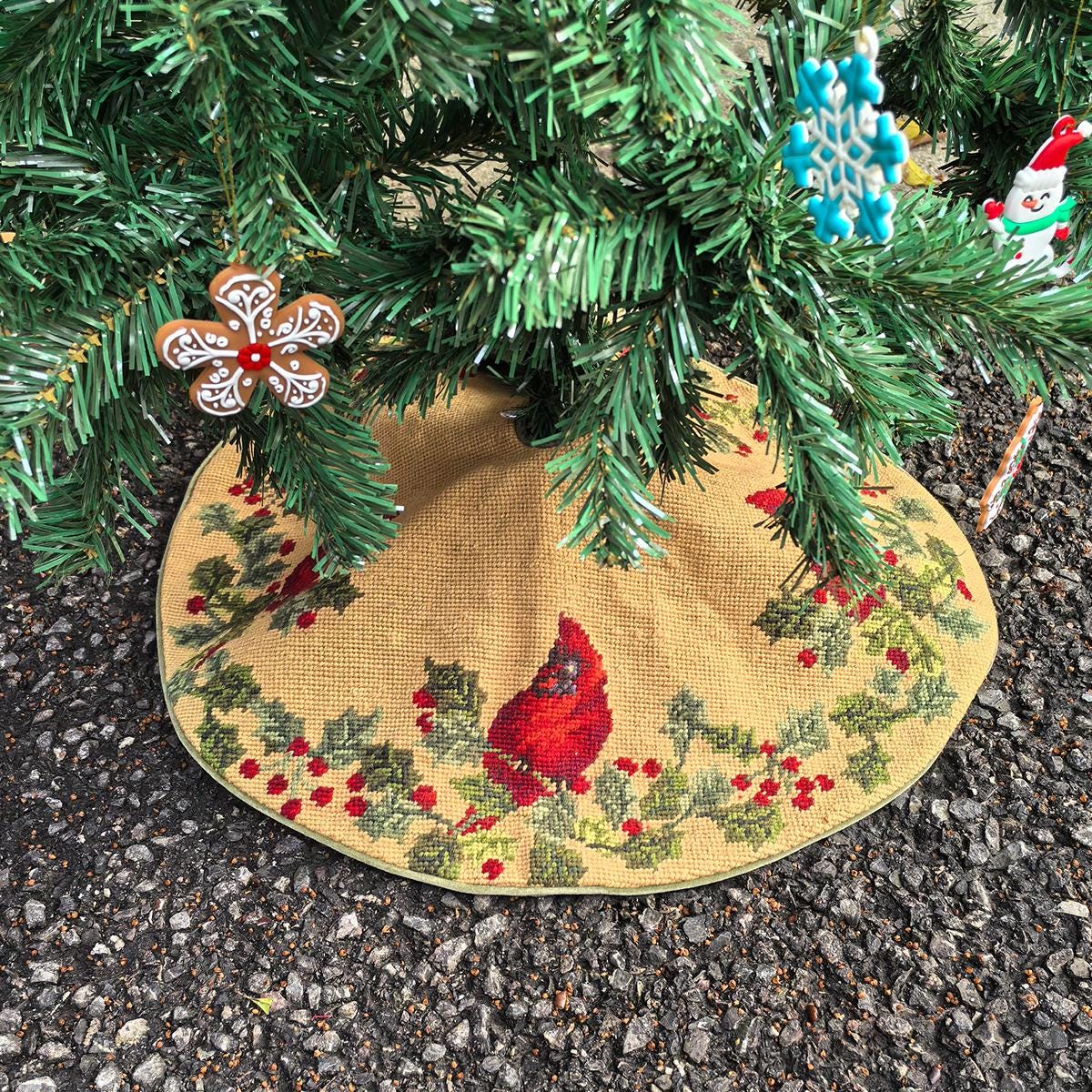 22-Inch 100% Wool Hand-Embroidered Christmas Tree Skirt – Luxury Handmade Holiday Decoration for Rustic, Farmhouse, Classic Christmas Décor